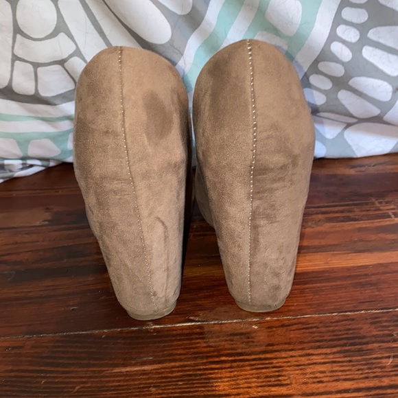 Fergalicious size 8.5 pumps - Picture 5 of 5